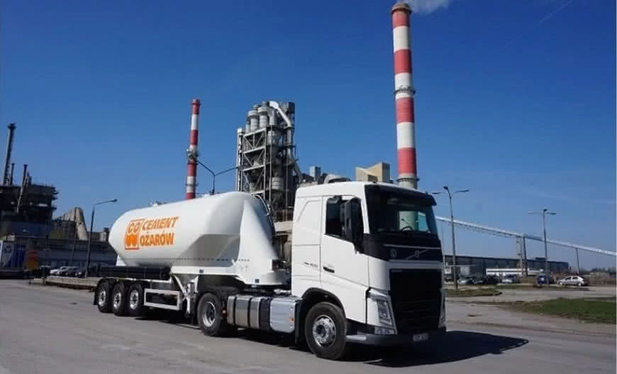 Cementowóz do transportu cementu w postaci sypkiej. fot. Cementownia Ożarów Cementowóz do transportu cementu w postaci sypkiej. fot. Cementownia Ożarów