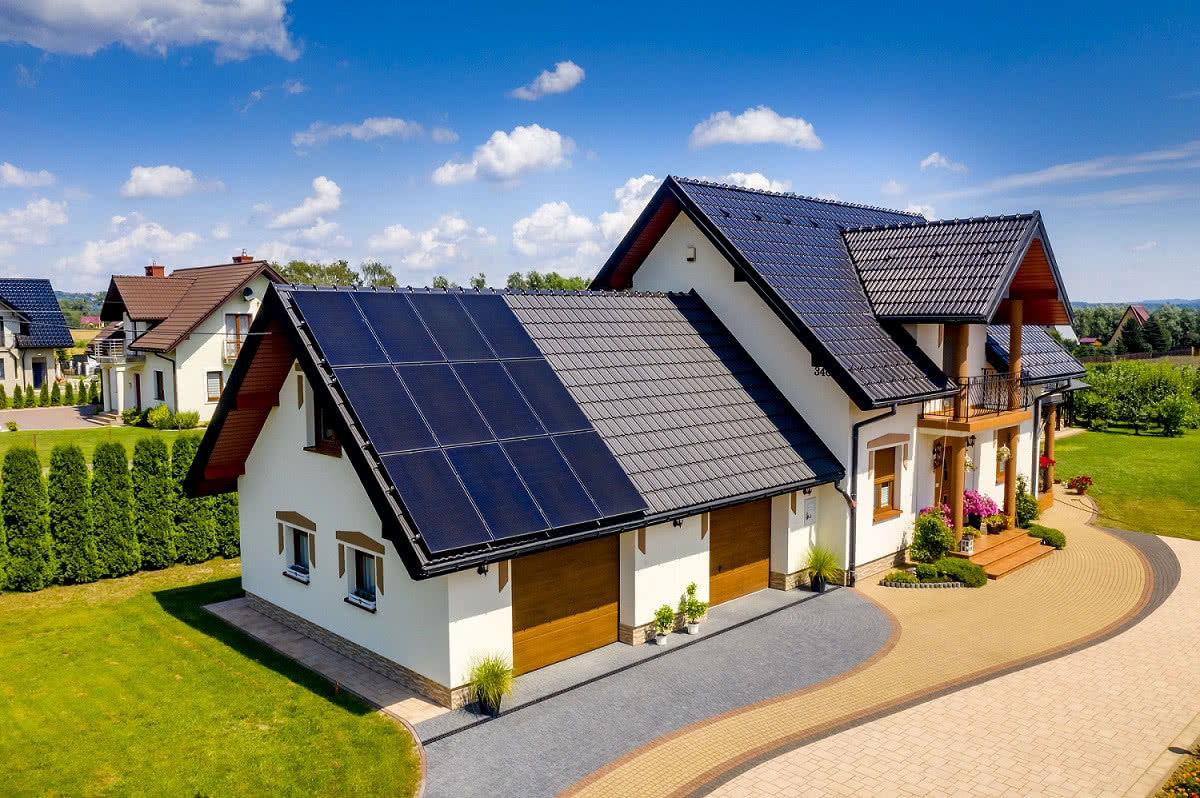Kilka kWp na dachu to częsty wybór właścicieli domów jednorodzinnych. fot. Columbus Energy Kilka kWp na dachu to częsty wybór właścicieli domów jednorodzinnych. fot. Columbus Energy