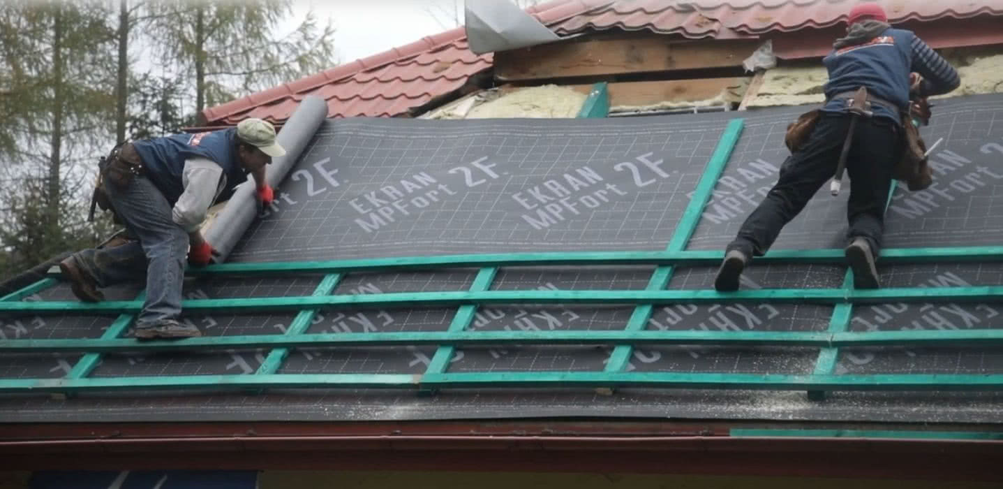 Innowacyjna membrana wysokoparoprzepuszczalna MPFort 2F, która zapewnia prawidłową cyrkulację powietrza na poddaszu i chorni izolację termiczną przed zawilgoceniem fot. Marma Polskie Folie Innowacyjna membrana wysokoparoprzepuszczalna MPFort 2F, która zapewnia prawidłową cyrkulację powietrza na poddaszu i chorni izolację termiczną przed zawilgoceniem fot. Marma Polskie Folie